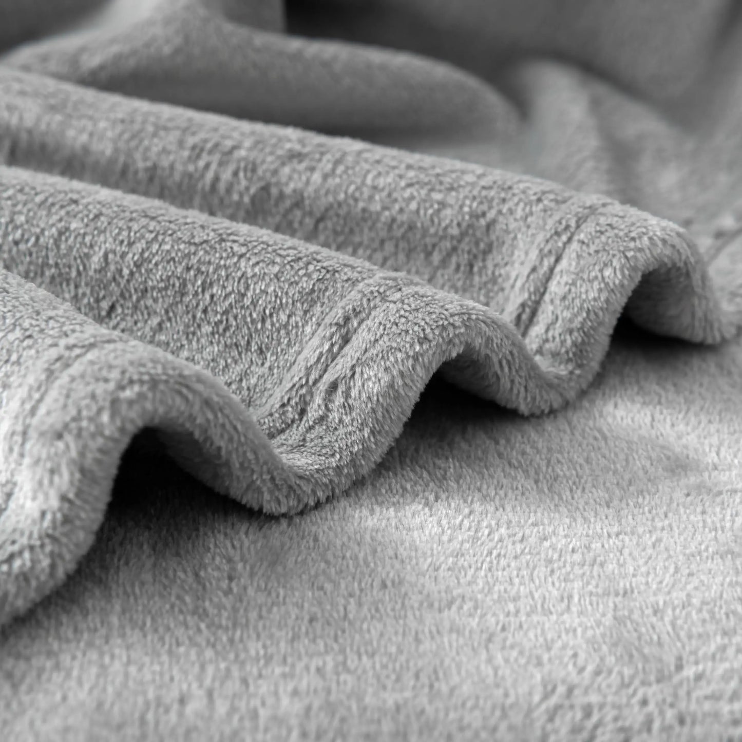 Good Nite Cozy Fleece Blankets: Soft and Plush Throws for Sofas - Ideal for Adults, Machine Washable Warmth